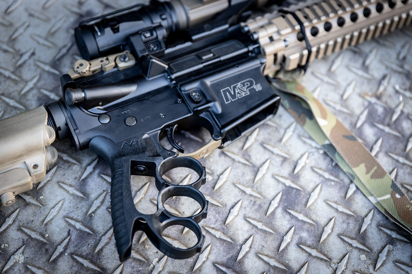 AR-15 Knuckle Handgrip
